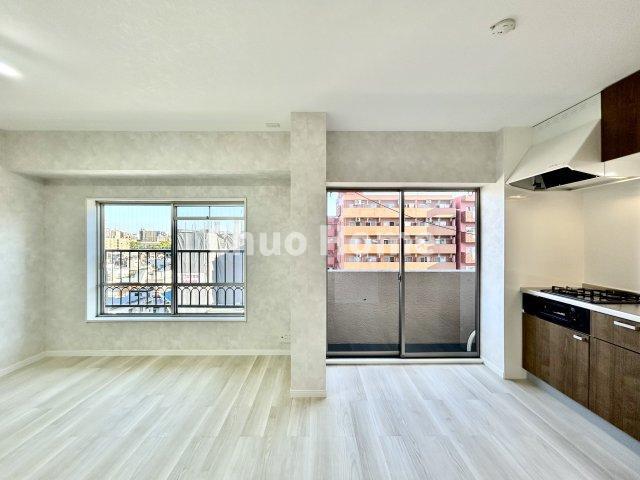 恵進マンションの居間・リビング|【居間・リビング】「ＬＤＫは家族団らんをデザイン」広いＬＤＫでは家族が集まり一緒の時間を過ごせる工夫がされております。何気ない一日の当たり前のひとコマがいつか一生の宝物になります