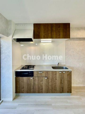 恵進マンションのキッチン|ワイドで収納豊富なシステムキッチン