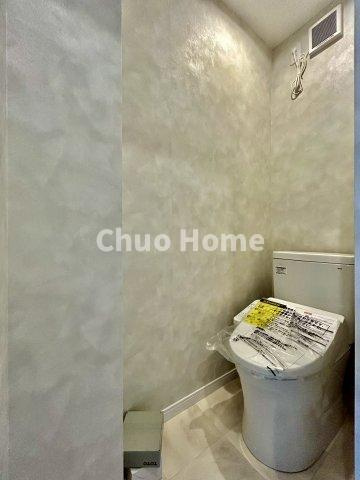 恵進マンションのトイレ|【トイレ】 収納スペースをしっかりと確保した温水洗浄便座機能付きトイレ。温水洗浄便座は清潔にお使いいただくための大切なアイテムです。