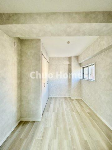 恵進マンションの洋室|【洋室】快適に過ごす条件は、一人ひとり違います。だからこそ飾り過ぎないシンプルな内装と偏り過ぎないデザインで統一しております。居住していく中でオーナー様だけの【マイホーム】に創り上げて下さい