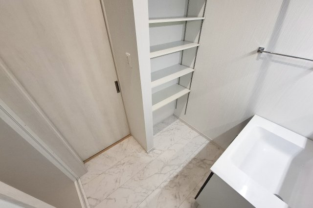 泉佐野市羽倉崎上町３丁目の内装|洗面室（可動棚）