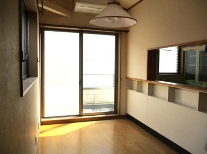 【倉庫付き】高知市塩田町　中古一戸建ての居間・リビング|大きな窓から光が差し込む明るいLDK