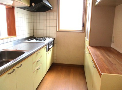 【倉庫付き】高知市塩田町　中古一戸建てのキッチン|明るい窓付き！風通しの良い調理スペース♪収納スペースも充実！