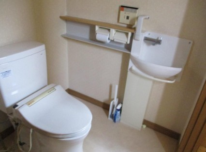 【倉庫付き】高知市塩田町　中古一戸建てのトイレ|手洗い場付きの快適なトイレ空間♪