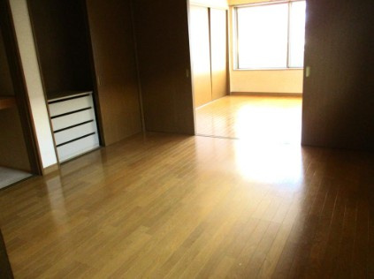 【倉庫付き】高知市塩田町　中古一戸建ての洋室|木の温もりを感じるフローリング。扉を開ければ広々空間♪