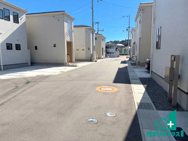 ●10(土)11(日)12(祝)現地案内可能！　生駒市中菜畑　の前面道路含む現地写真|周辺は閑静な住宅街！前面道路広々で車の出し入れも便利です。駐車が苦手な方でも安心して車庫入れできます！