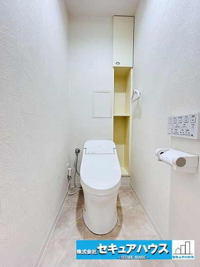 【中古マンション】バンベール・ラフィネ道徳のトイレ|【高機能トイレ】
◆新品交換済み！
◆高機能トイレの多くは便器のフタの開閉が自動であり、使用後に手動で水を流す面倒もなく非常に便利です。スタイリッシュな見た目で、お掃除しやすく、節水効果が高いです。