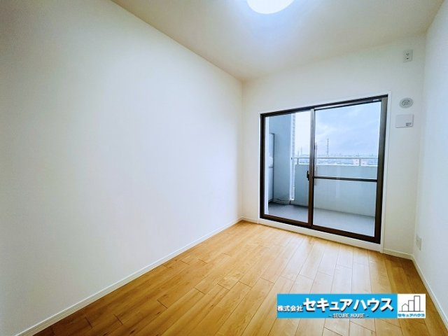 【中古マンション】バンベール・ラフィネ道徳の洋室|【洋室】
広々とした居住空間は日々の暮らしを彩り、心のやすらぎと満足感を与えてくれます。通風と採光を考慮した設計は子供たちはのびのび育ち、家族でくつろぎと団らんを生み出します。