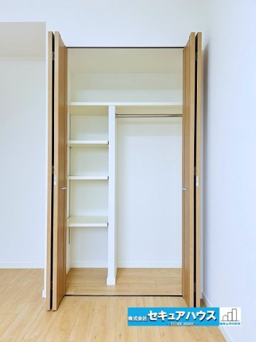 【中古マンション】バンベール・ラフィネ道徳の収納|【クローゼット】
ウォークインクローゼットのある住まいで収納上手な生活を実現！衣類だけでなく、箱物や思い出の品もたっぷり収納できますので、整理整頓もスムーズに。居室空間をより広々と使えます！