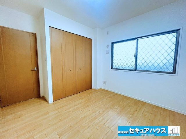 【中古マンション】バンベール・ラフィネ道徳の洋室|【洋室】
家族一人ひとりの大切なプライベート空間。趣味に合わせて使って頂けるようシンプルに仕上げてあります。暮らし心地を大きく左右する収納を、適材適所に配置し使い勝手を考慮しました。　