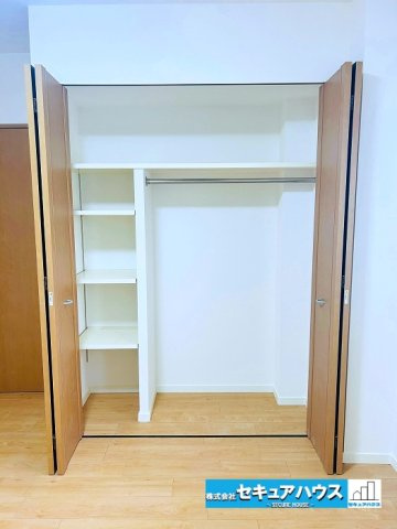【中古マンション】バンベール・ラフィネ道徳の収納|【クローゼット】
ウォークインクローゼットのある住まいで収納上手な生活を実現！衣類だけでなく、箱物や思い出の品もたっぷり収納できますので、整理整頓もスムーズに。居室空間をより広々と使えます！