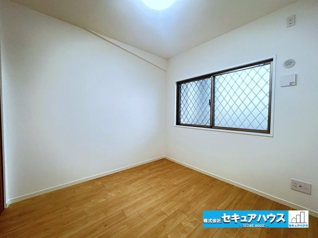 【中古マンション】バンベール・ラフィネ道徳の洋室|【洋室】
◆家族一人ひとりの大切なプライベート空間。趣味に合わせて使って頂けるようシンプルに仕上げてあります。暮らし心地を大きく左右する収納を、適材適所に配置し使い勝手を考慮しました。　