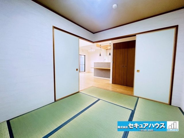 【中古マンション】バンベール・ラフィネ道徳の和室|【和室】
◆リビングとつながることで多目的空間となり、客間、寝室、子供の遊び場、書斎など、生活スタイルに合わせて柔軟に活用できます。﻿