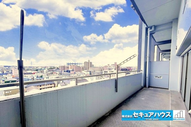【中古マンション】バンベール・ラフィネ道徳のバルコニー|【バルコニー】
◆見晴らしもよく、太陽の温かな温もりをめいっぱい受け止めてくれます。
太陽の光と爽やかな風を受けたお洗濯物はあっという間に乾き、取りこむ時には太陽の匂いを感じられそうですね。　　