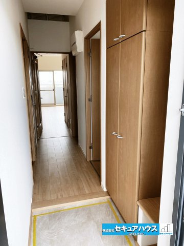 【中古マンション】バンベール・ラフィネ道徳の玄関|【玄関】
◆フローリング張替え済みです。
◆お家に出会う人々を迎える玄関だからこそ、広々清潔感あふれる空間にしたいものです。採光・通風にも配慮された設計で毎日明るい空間をキープします♪