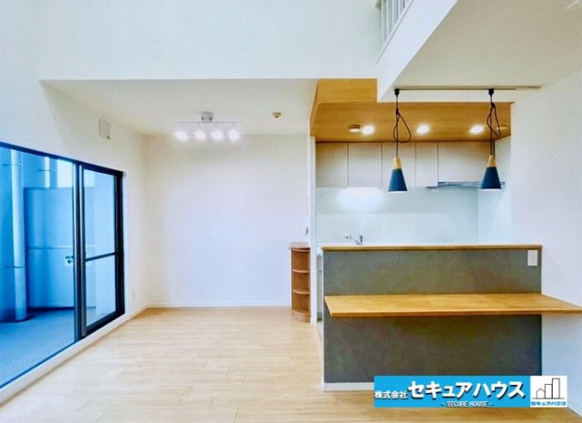 【中古マンション】バンベール・ラフィネ道徳の居間・リビング|【LDK】【カウンタースペース】
◆フローリング張替え済みです。