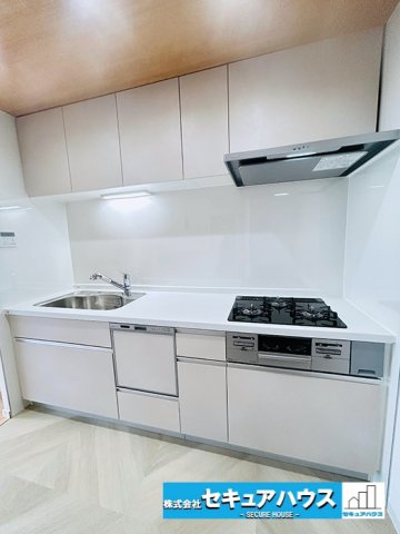 【中古マンション】バンベール・ラフィネ道徳のキッチン|【キッチン】
◆新品交換済み！
◆同時にたくさんの料理が調理できる。「焼く・蒸す・煮る」の工程を同時進行で進めることができるので、料理を素早く作ることができます。育児でバタバタ忙しいママに嬉しい♪