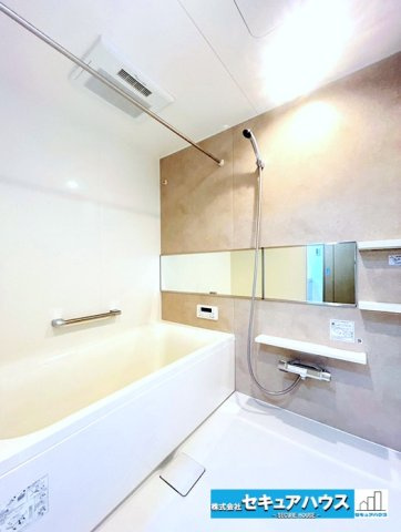 【中古マンション】バンベール・ラフィネ道徳の浴室|【浴室】
◆新品交換済み！
◆アクセントパネルで落ち着きのある雰囲気を演出します。毎日の疲れを癒やすバスタイムをお楽しみ下さい！
窓付きで、カビの繁殖を抑える効果があります。