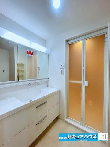 【中古マンション】バンベール・ラフィネ道徳の独立洗面台|【独立洗面化粧台】
◆新品交換済み！
良く通勤通学に向かえそうですね！鏡の裏にはたっぷりと収納スペースを標準装備！
◆電源を付属しているのでドライヤーなど利用できます。