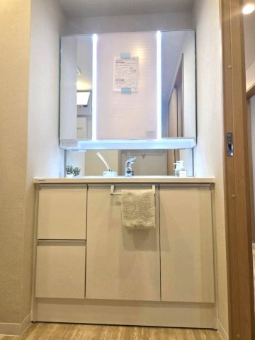 ルネッサンス21春日ザ・パークの独立洗面台|個人的に、リフォームするならこだわりたいランキング第1位！！洗面です。収納豊富な3面鏡は朝の強い味方です☆