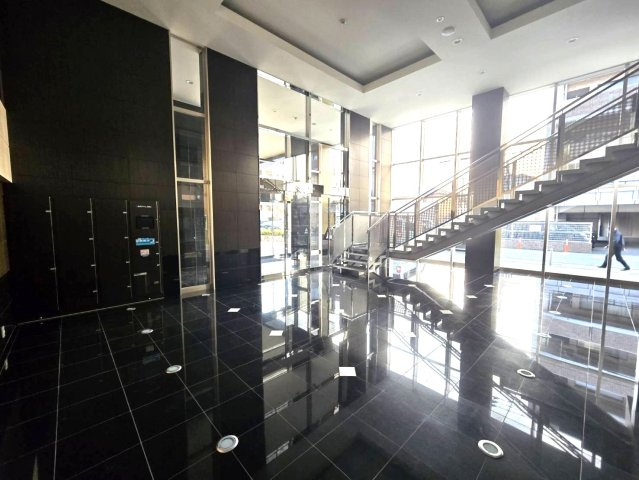 ルネッサンス21春日ザ・パークのエントランス|ゆったりとした時間の流れを感じつつ、安心感に包まれるエントランス♪