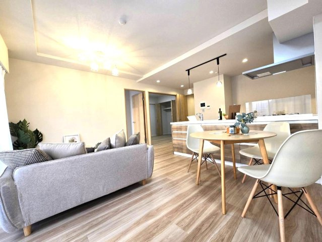 ルネッサンス21春日ザ・パークの居間・リビング|家具を配置しやすいリビング。
リビングは1番長く居るお部屋だから、使いやすいことが何より大切☆
