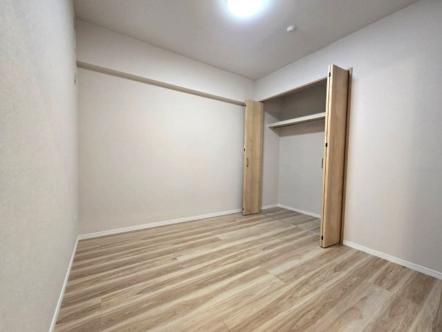 ルネッサンス21春日ザ・パークの洋室|全居室フローリング＆収納付き♪
「収納の余裕は心の余裕」というお家探しの格言もあるんですよ！
