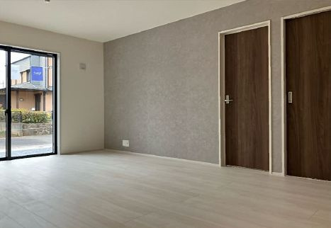 古河市下辺見　第6　6号棟の居間・リビング|広々としたリビングは明るい採光が入り、ご家族でゆったりくつろげる心地よい空間です