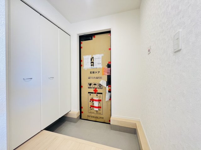 碧南市春日町三丁目66番の一部『仲介手数料無料』新築戸建ての玄関