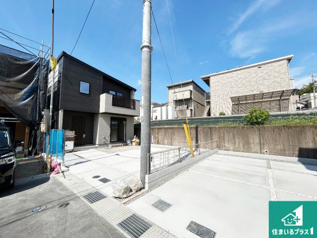●29(土)30(日)現地説明会！　北葛城郡上牧町中筋出作　全2邸の前面道路含む現地写真|周辺は閑静な住宅街！前面道路広々で車の出し入れも便利です。駐車が苦手な方でも安心して車庫入れできます！