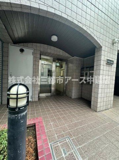 【エントランス】 | グラスハイム | グラスハイム　は三都市アース中延店へお任せください！　ご内覧可能なお部屋は物件現地お待ち合わせご案内可能です！