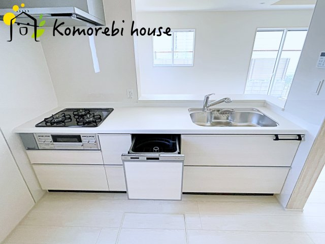 上尾市本町５丁目　新築一戸建て　ブルーミングガーデン　04のキッチン|コンパクトなキッチンで掃除もラクラク