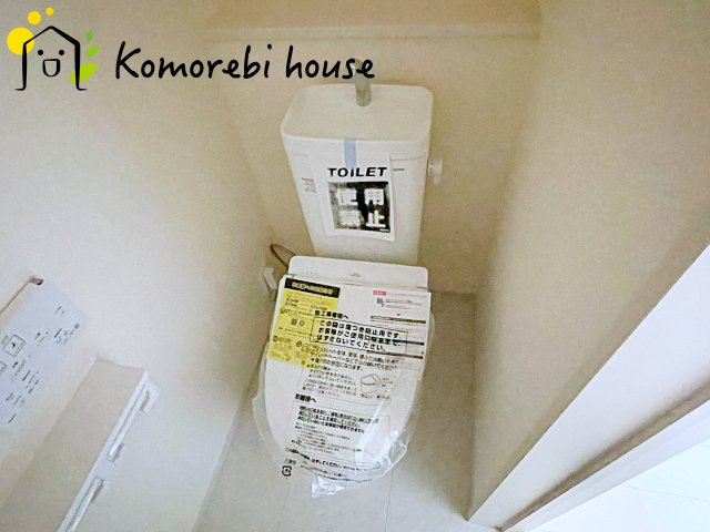 上尾市本町５丁目　新築一戸建て　ブルーミングガーデン　04のトイレ|ゆったりとした空間のトイレです