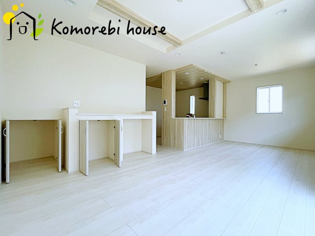 上尾市本町５丁目　新築一戸建て　ブルーミングガーデン　04の居間・リビング|ゆったりとしたリビングです