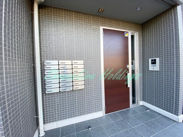 藤沢市円行のアパートのエントランス