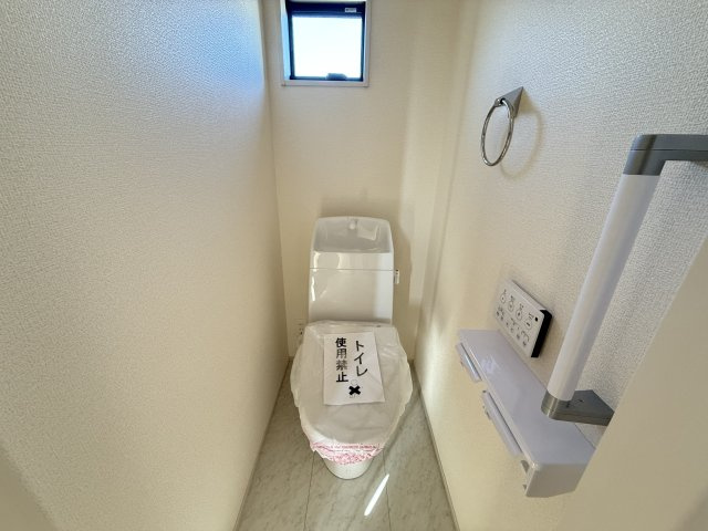 リーブルガーデンＳ第１前橋亀里　3号棟のトイレ|2階トイレです。清潔感のある白を基調としています。
