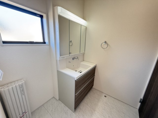 リーブルガーデンＳ第１前橋亀里　3号棟の独立洗面台|シャワー水栓付き洗面台で朝の身支度もバッチリです！
洗面台には収納スペースもあり洗面室もすっきり片付きますよ！