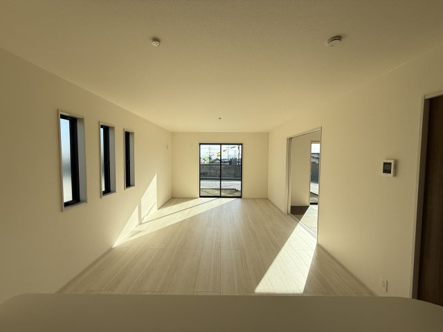 リーブルガーデンＳ第１前橋亀里　3号棟の居間・リビング|カウンターキッチンなのでお料理をしながら会話もできます。
夕食の支度をしながら、お子様の様子も見られて自然と会話も増えますよ♪