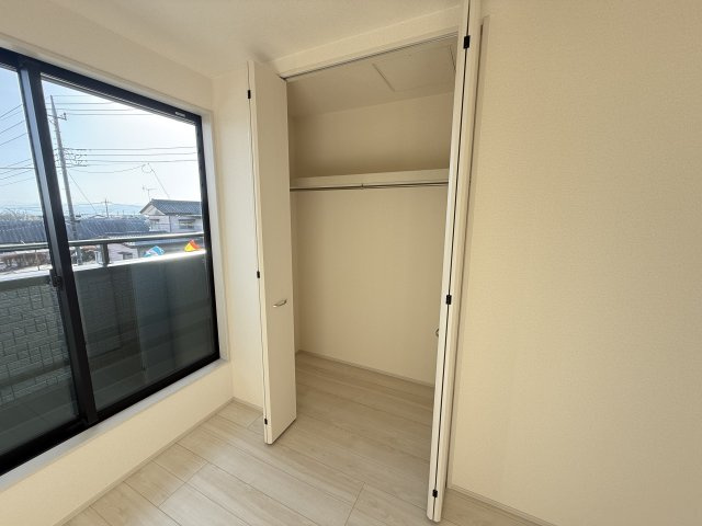 リーブルガーデンＳ第１前橋亀里　3号棟の収納|２階洋室３収納です。
季節物もすっきり片付くウォークインクローゼットです。棚付きで使い勝手が良いですよ！