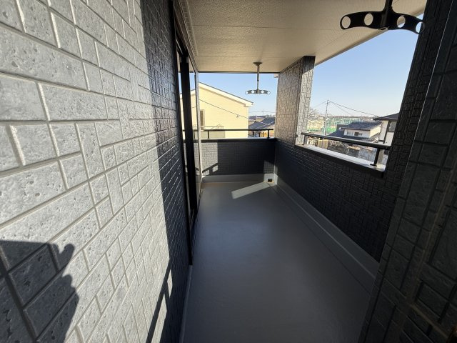 リーブルガーデンＳ第１前橋亀里　3号棟のバルコニー|ワイドインナーバルコニーです。
急な雨でも洗濯物が濡れませんよ！