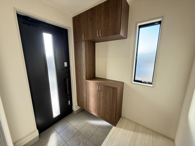 リーブルガーデンＳ第１前橋亀里　3号棟の玄関|玄関収納もたっぷりついてます。