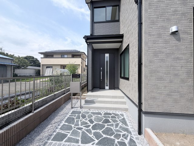 リーブルガーデンＳ第１前橋亀里　3号棟の玄関|玄関ポーチもおしゃれに仕上がっています。
モニター付きインターホンが標準装備です。