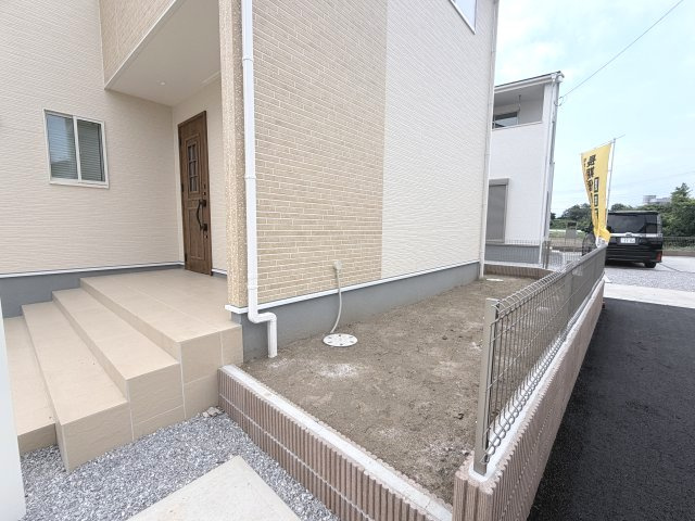 リーブルガーデンＳ第１前橋亀里　3号棟の庭|東側にもちょっとしたお庭付きです。