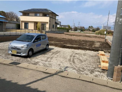 リーブルガーデンＳ第１前橋亀里　3号棟の前面道路含む現地写真|前面道路も広々していて開放的な立地です。