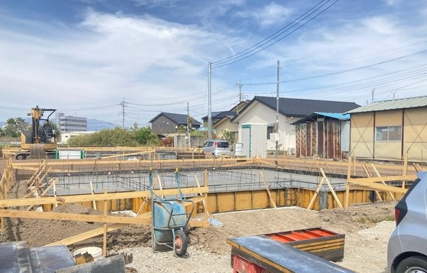 リーブルガーデンＳ第１前橋亀里　3号棟の前面道路含む現地写真|前面道路も広々していて開放的な立地です。