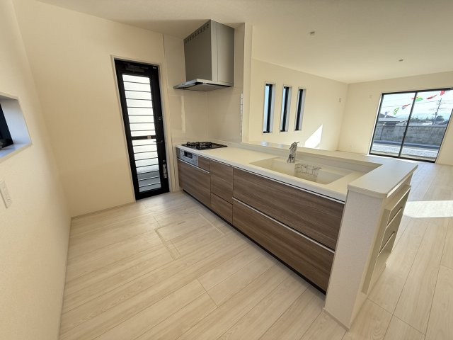 リーブルガーデンＳ第１前橋亀里　3号棟のキッチン|人気のカウンターキッチン採用です☆便利な勝手口つきです！
コンロも３口ご用意しています！調理スペースも広くストレスなくお料理できます。
浄水器つきなので美味しいお水も飲めますよ♪