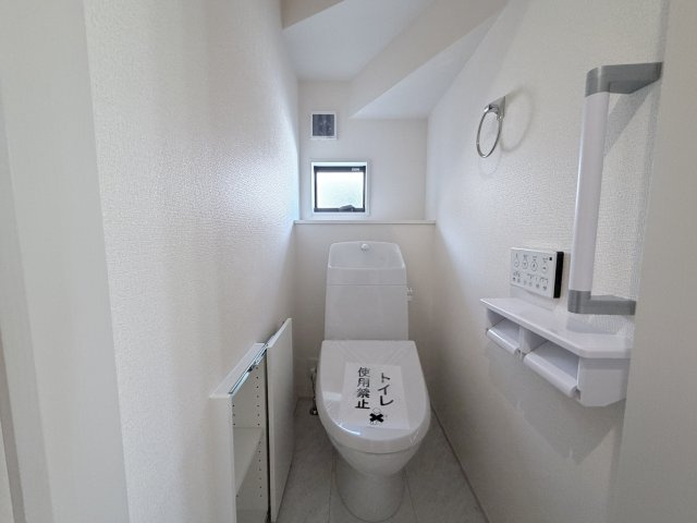 リーブルガーデンＳ第１前橋亀里　3号棟のトイレ|1階トイレです。清潔感のある白を基調としています。
温水洗浄・便座暖房機能の付いた快適なトイレです☆