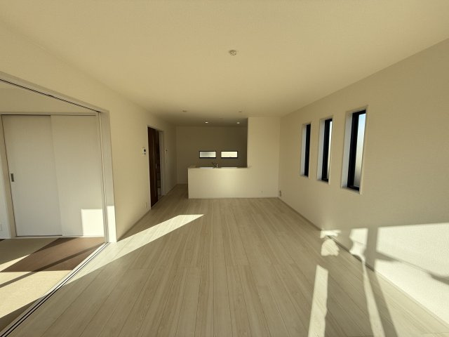 リーブルガーデンＳ第１前橋亀里　3号棟の居間・リビング|陽当たり良好な18帖リビングです☆
人気の対面式キッチンを配した空間はお好みの家具も合わせやすく、家族がくつろぐ快適な空間造りをサポート。窓からは明るい陽光が差し込みます。