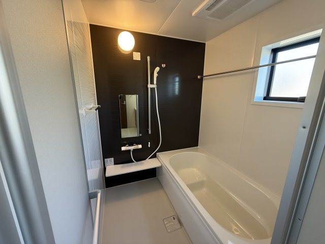 リーブルガーデンＳ第１前橋亀里　3号棟の浴室|１坪タイプのフルオートバスです！
足を延ばして入れる広さなので一日の疲れも癒されますよ♪
室内物干しや浴室乾燥機もあるのでお天気の悪い日にはランドリースペースとしてもご利用できます！