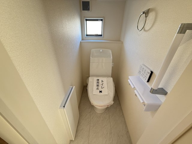 リーブルガーデンＳ第１前橋亀里　3号棟のトイレ|1階トイレです。清潔感のある白を基調としています。
温水洗浄・便座暖房機能の付いた快適なトイレです☆